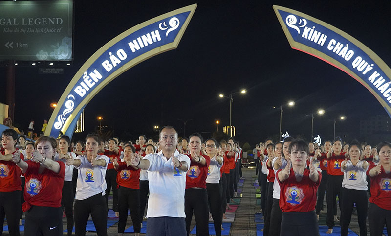 Ông Roshan Lepcha tham gia đồng diễn yoga cùng các học viên yoga Quảng Bình