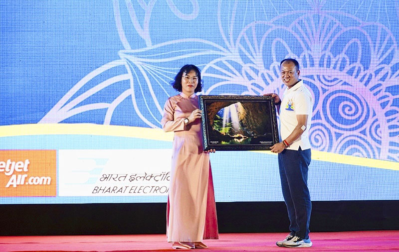 Sở Văn hóa -Thể thao tặng quà lưu niệm của tỉnh Quảng Bình cho Đại sứ quán Ấn Độ tại Hà Nội.