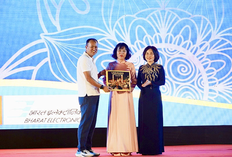 Đại sứ quán Ấn Độ tại Hà Nội  Roshan Lepcha tặng quà lưu niệm cho tỉnh Quảng Bình