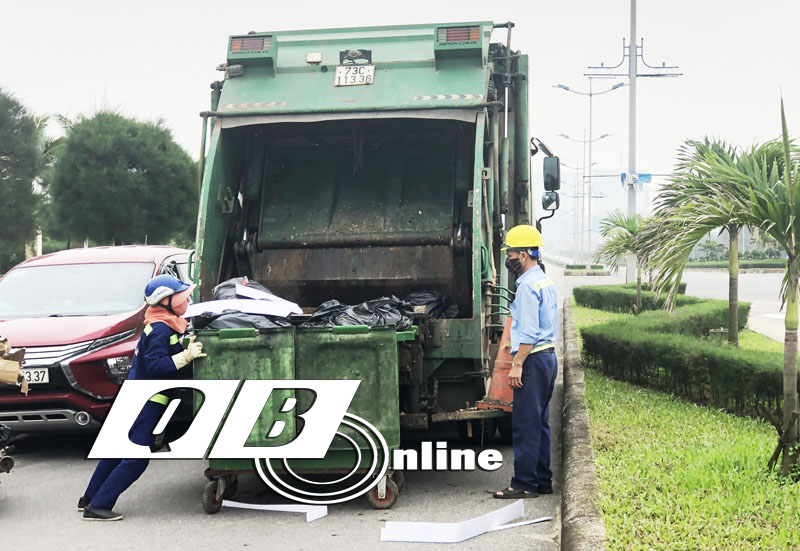 Trừ khu vực TP. Đồng Hới, các địa phương còn lại trong tỉnh đều đang gặp khó khăn trong việc thu gom, vận chuyển rác thải.