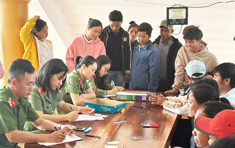 Cán bộ, chiến sĩ Phòng Quản lý xuất nhập cảnh, Công an tỉnh về tận các bản vùng cao để làm giấy thông hành qua biên giới cho bà con.