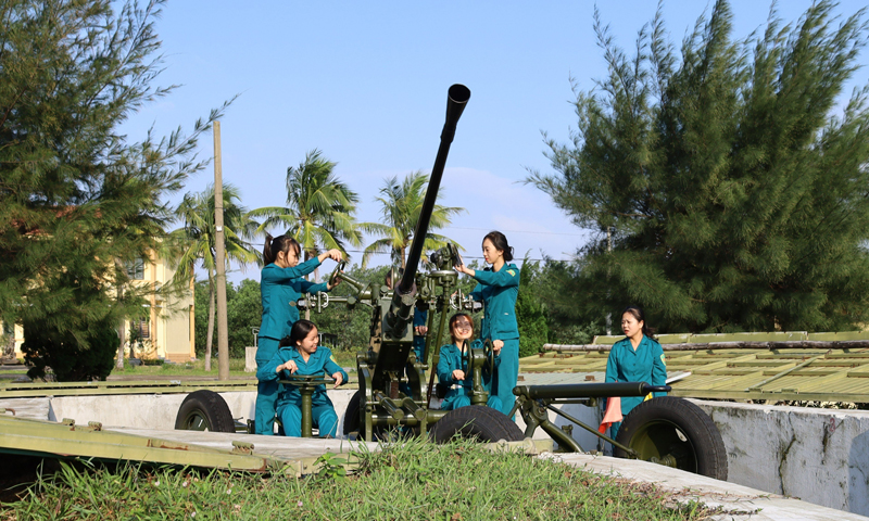 Đại đội Pháo phòng không 37mm nữ dân quân thường trực TP. Đồng Hới tích cực huấn luyện.