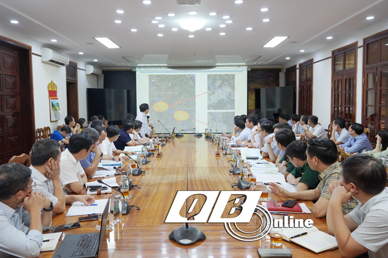 Các đại biểu ngh đơn vị Tư vấn báo cáo về phương án hướng tuyến, vị trí đặt nhà gia của dự án đoạn qua tỉnh Quảng Bình.