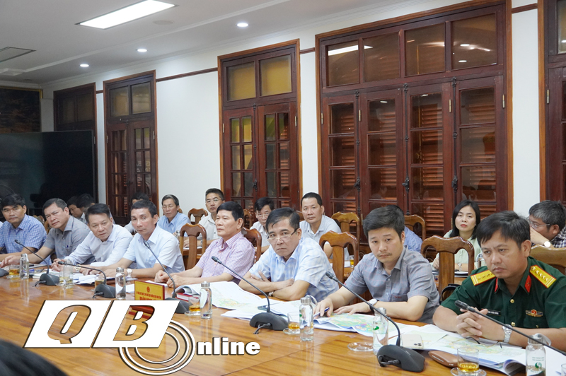 Đồng chí Phó Chủ tịch Thường trực UBND tỉnh Đoàn Ngọc Lâm và đại diện lãnh đạo các sở, ngành, địa phương liên quan tham dự buổi làm việc.