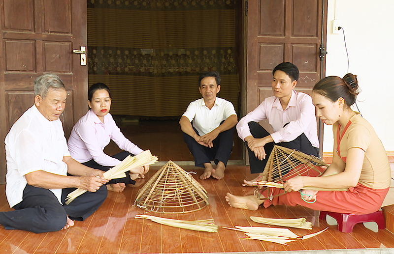 Cán bộ chính sách thường xuyên về cơ sở, giám sát các nguồn vốn vay bảo đảm phát huy đúng mục đích, hiệu quả.