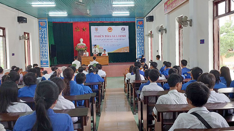 Đông đảo đoàn viên thanh niên, học sinh và người dân tham dự phiên tòa