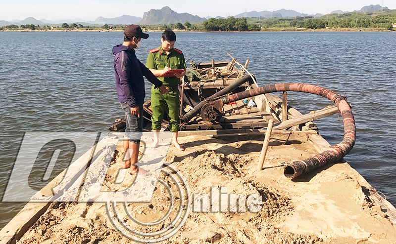 Lực lượng chức năng huyện Quảng Ninh kiểm tra, xử lý phương tiện khai thác cát trái phép trên địa bàn.