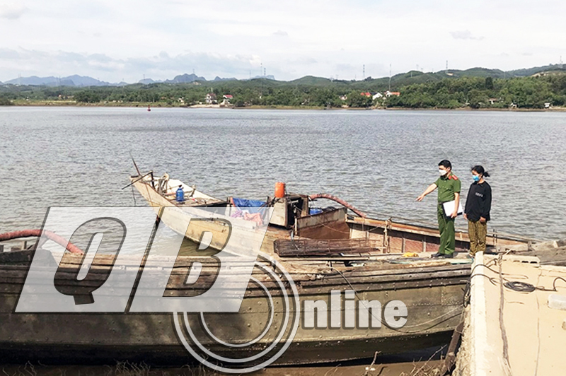 Lực lượng chức năng huyện Quảng Ninh kiểm tra, xử lý phương tiện khai thác cát trái phép trên địa bàn.