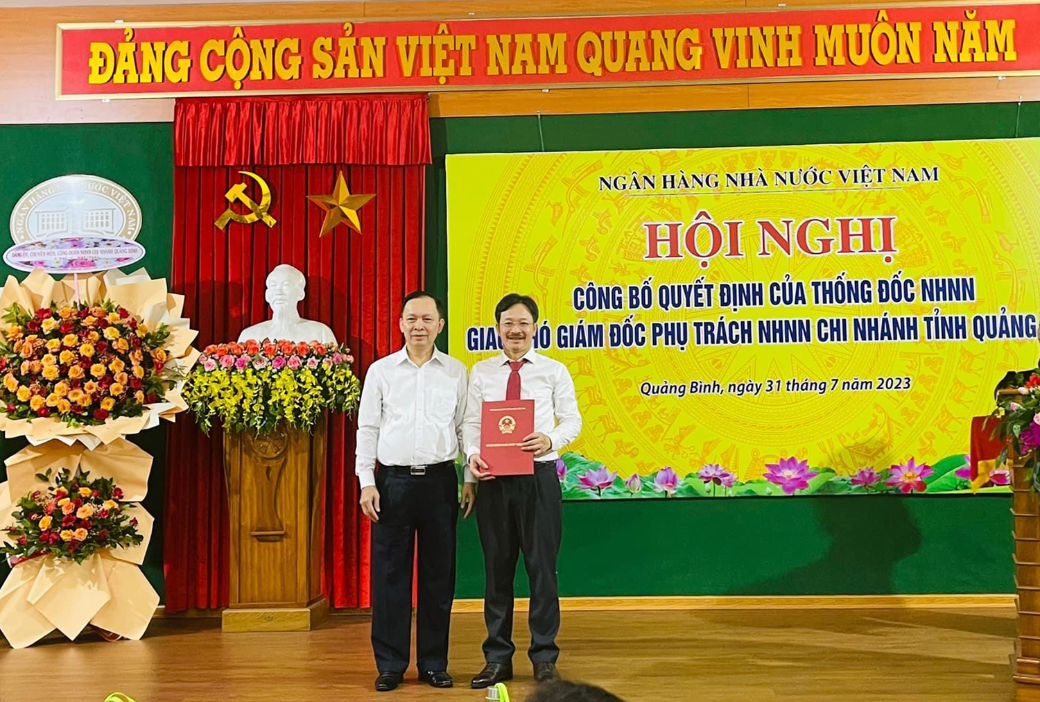 Phó Thống đốc Thường trực NHNN Đào Minh Tú trao Quyết định cho ông Lương Hải Lưu