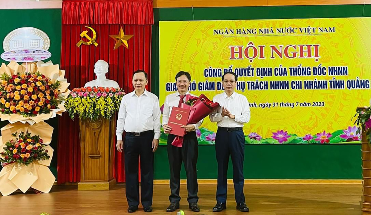 Đồng chí Phs Chủ tịch UBND tỉnh Phan Mạnh Hùng chúc mừng ông Lương Hải Lưu.