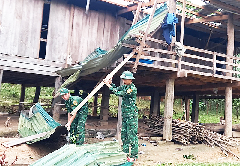 Đồn Biên phòng Ra Mai hỗ trợ kịp thời nhà dân bị tốc mái do lốc xoáy