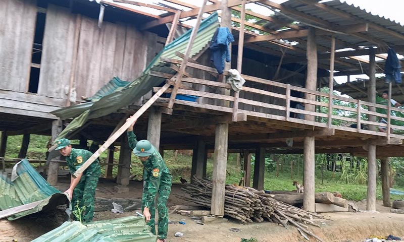 Minh Hóa: Lốc xoáy làm tốc mái hàng chục nhà dân ở khu vực biên giới