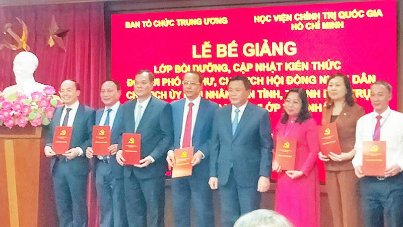 Đồng chí Nguyễn Xuân Thắng trao chứng chỉ tốt nghiệp cho các học viên Lớp học.