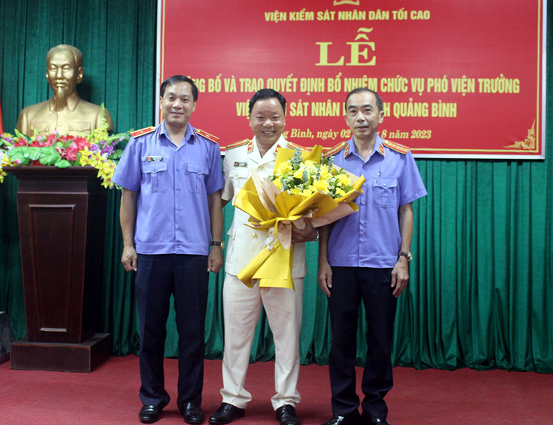 Lãnh đạo Viện KSND tỉnh tặng hoa chúc mừng ông Cao Tiến Dũng