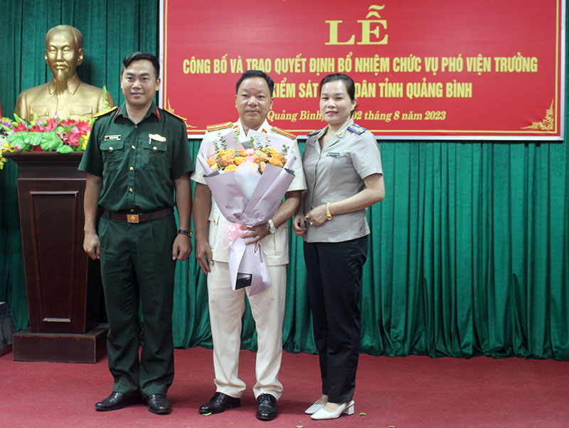 Lãnh đạo các ban, ngành tặng hoa chúc mừng ông Cao Tiến Dũng