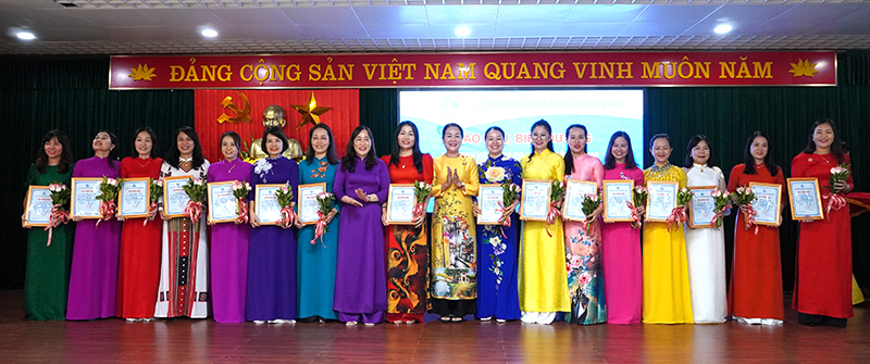 Đại diện lãnh đạo Hội LHPN tỉnh và lãnh đạo thành phố tặng hoa và giấy chứng nhận biểu dương các phụ nữ tiêu biểu.