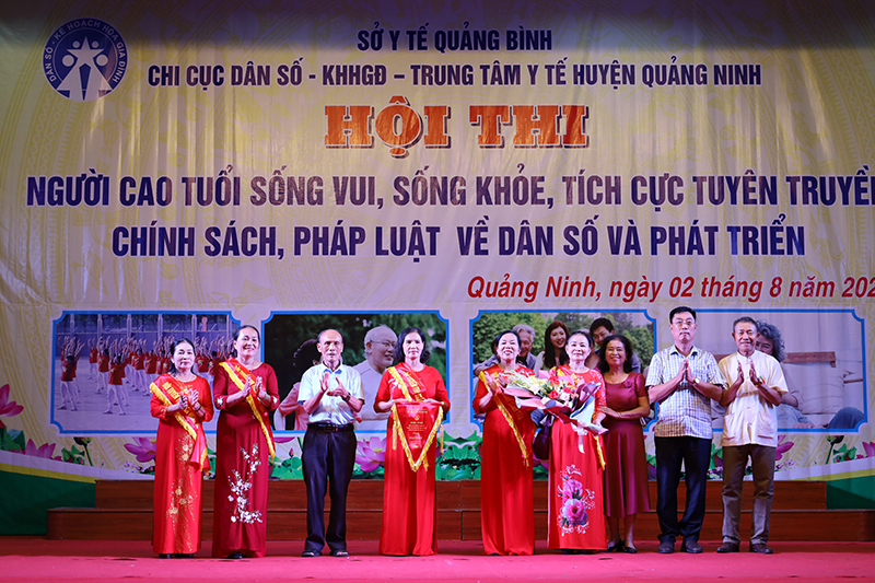 Ban tổ chức trao giải nhất cho đội thi Hội Người cao tuổi TT. Quán Hàu.