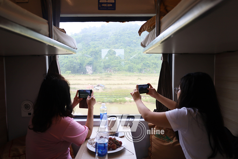 Trải nghiệm tàu hỏa sẽ được ngắm cảnh thiên nhiên quê hương ở một góc nhìn khác.  