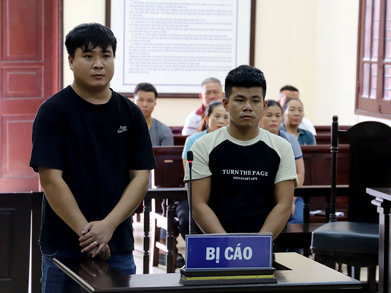 Bị cáo Vũ và Phụng (áo phông đen) tại phiên tòa phúc thẩm