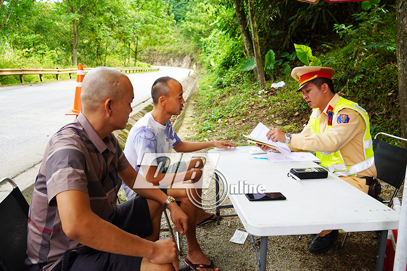 Lực lượng Cảnh sát giao thông, Công an tỉnh tuần tra, kiểm soát người và phương tiện trên Quốc lộ 12A đoạn từ ngã ba Khe Ve lên Cửa khẩu quốc tế Cha Lo.