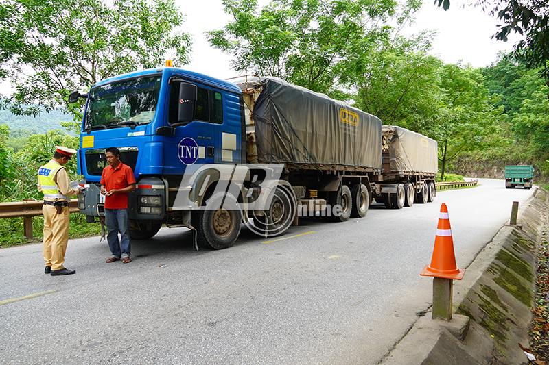 Lực lượng Cảnh sát giao thông, Công an tỉnh tuần tra, kiểm soát người và phương tiện trên Quốc lộ 12A đoạn từ ngã ba Khe Ve lên Cửa khẩu quốc tế Cha Lo.
