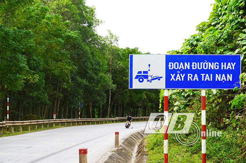 Quốc lộ 12A đoạn từ ngã ba Khe Ve lên Cửa khẩu quốc tế Cha Lo hẹp, nhiều dốc, cua… nên tiềm ẩn nguy cơ gây tai nạn giao thông.