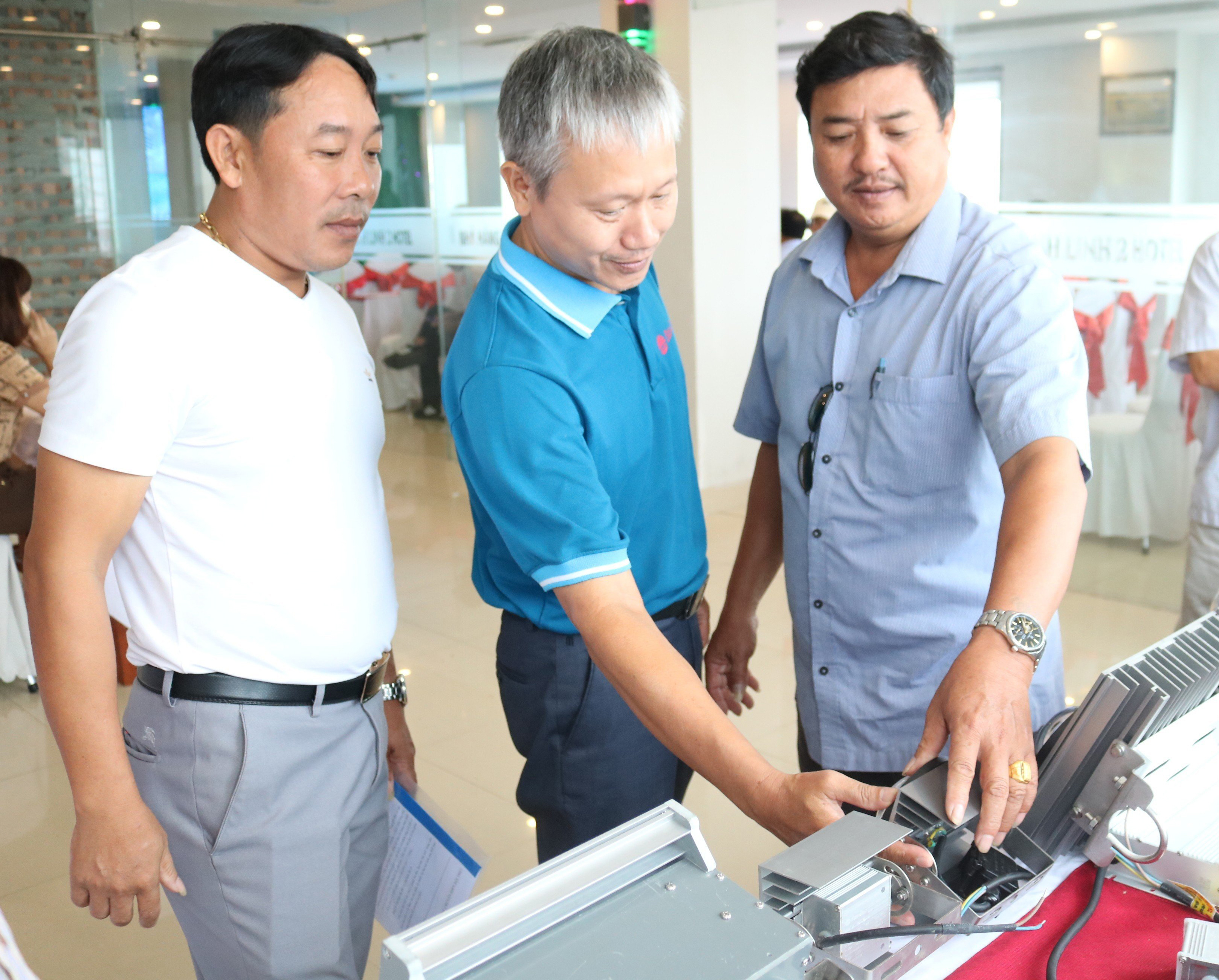 Các học viên được giới thiệu một số loại sản phẩm đèn đang được trang bị cho tàu cá hiện nay.
