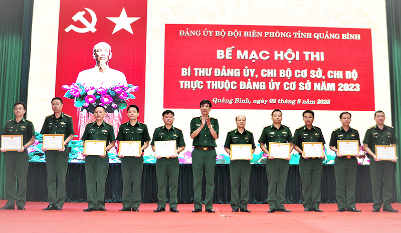 Đồng chí Lê Văn Tiến, Bí thư Đảng ủy BĐBP tỉnh trao giấy chứng nhận cho các đồng chí đạt loại giỏi.