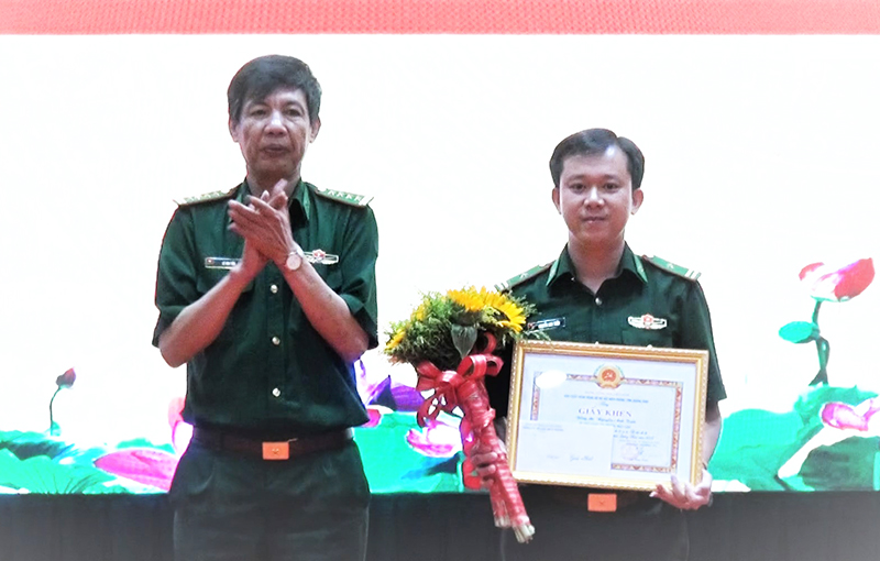 Đồng chí Lê Văn Tiến, Bí thư Đảng ủy BĐBP tỉnh trao giấy khen cho cá nhân đạt giải nhất.
