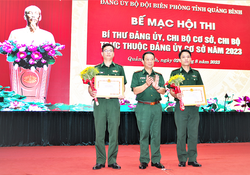 Đồng chí Trịnh Thanh Bình, Phó Bí thư Đảng ủy BĐBP tỉnh trao giấy khen cho 2 cá nhân đạt giải nhì.