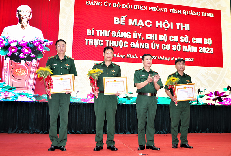 Đồng chí Đặng Văn Hoàng, Ủy viên Ban Chấp hành Đảng bộ BĐBP tỉnh trao giấy khen cho 4 cá nhân đạt giải khuyến khích.