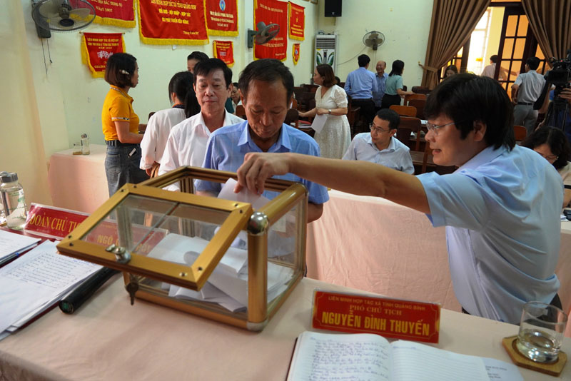 Các đại biểu cũng đã tiến hành lấy phiếu tín nhiệm đối với cán bộ giữ chức danh, lãnh đạo, quản lý cơ quan Liên minh HTX tỉnh.