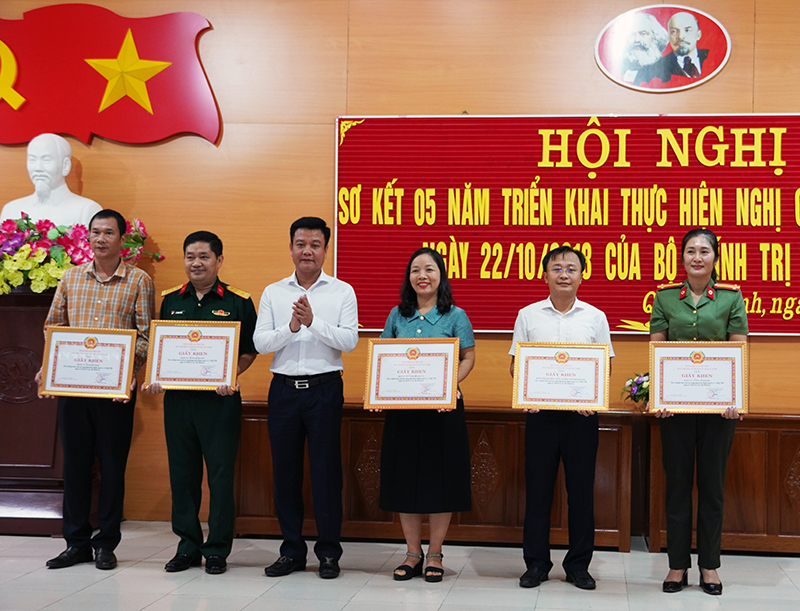 Bí thư Huyện uỷ Quảng Ninh Trần Quốc Tuấn trao tặng giấy khen cho các tập thể có thành tích xuất sắc trong thực hiện Nghị quyết số 35-NQ/TW của Bộ Chính trị.
