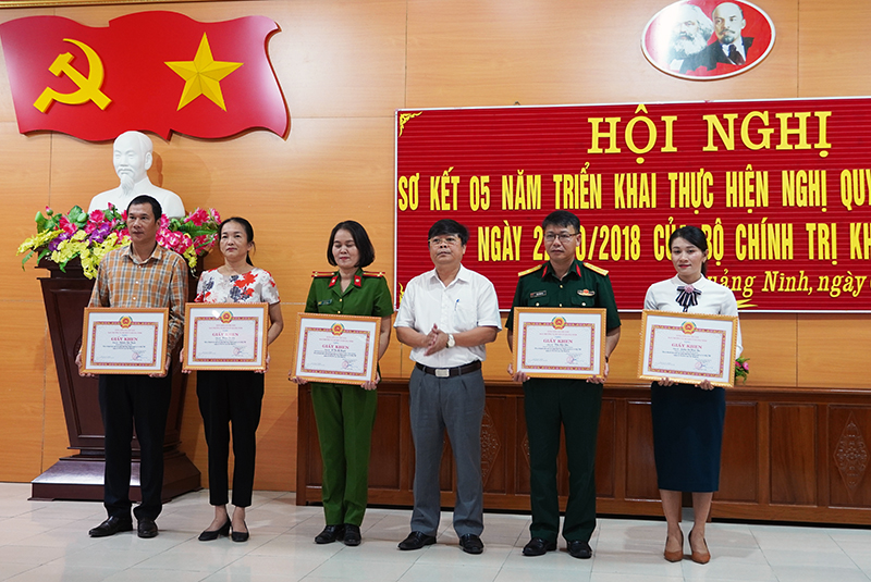 Bí thư Huyện uỷ Quảng Ninh Trần Quốc Tuấn trao tặng giấy khen cho các cá nhân có thành tích xuất sắc trong thực hiện Nghị quyết số 35-NQ/TW của Bộ Chính trị.