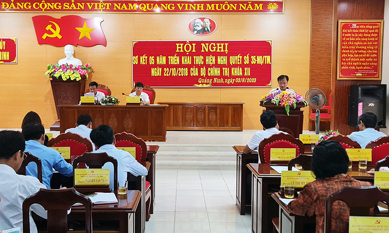   Các đại biểu tham luận tại hội nghị.