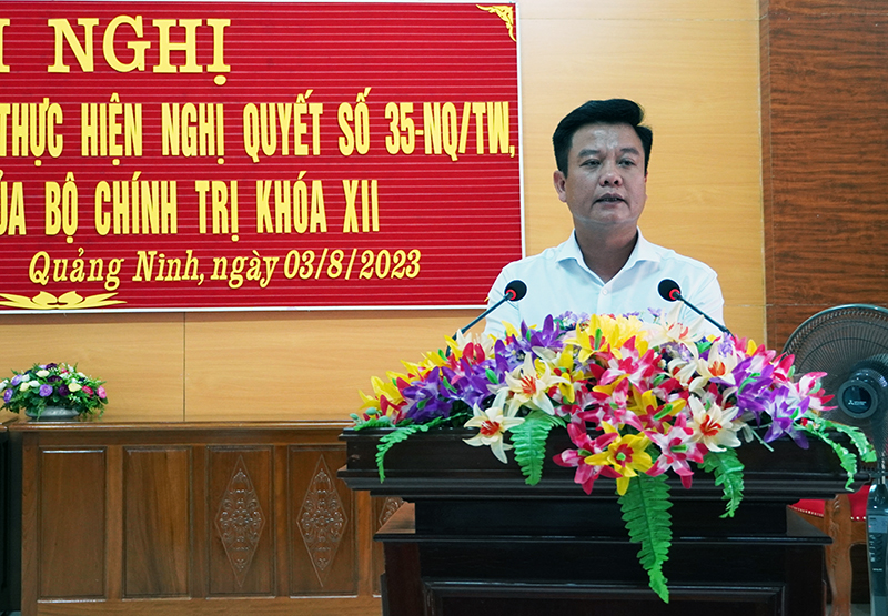 Bí thư Huyện uỷ Quảng Ninh Trần Quốc Tuấn trao tặng giấy khen cho các cá nhân có thành tích xuất sắc trong thực hiện Nghị quyết số 35-NQ/TW của Bộ Chính trị.