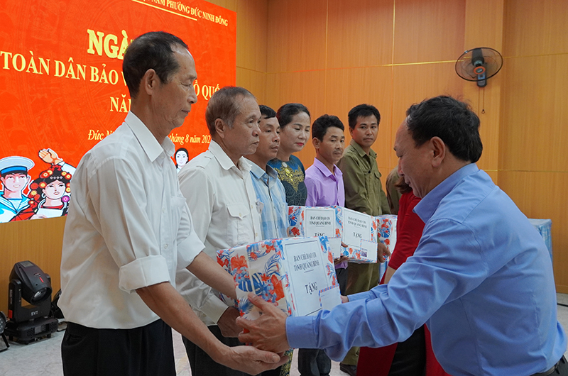 Đồng chí Phó Bí Thường trực Tỉnh ủy, Chủ tịch HĐND tỉnh Trần Hải Châu tặng quà cho các tập thể, cá nhân có thành tích xuất sắc trong phong trào toàn dân bảo vệ ANTQ.
