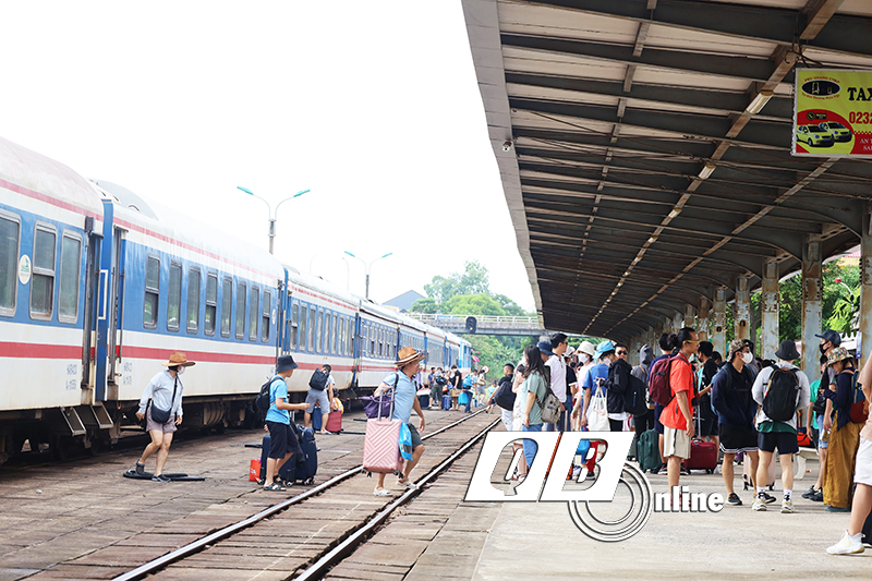 Du khách xuống ga Đồng Hới, bắt đầu khám phá du lịch Quảng Bình.