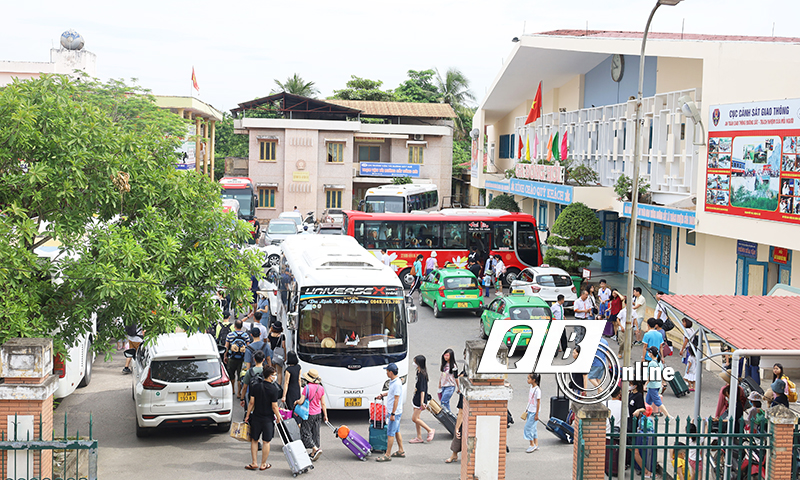 Du khách xuống ga Đồng Hới, bắt đầu khám phá du lịch Quảng Bình.