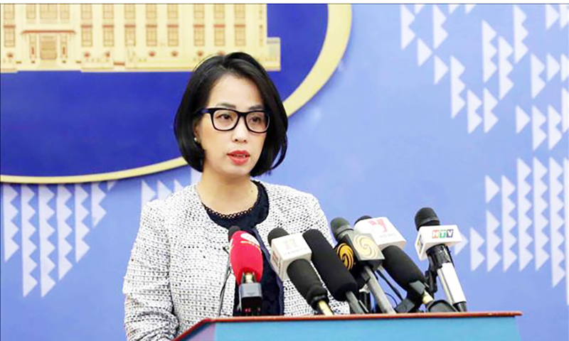  Người phát ngôn Bộ Ngoại giao Phạm Thu Hằng chủ trì họp báo tháng 8 năm 2023. Ảnh: Phạm Kiên/TTXVN