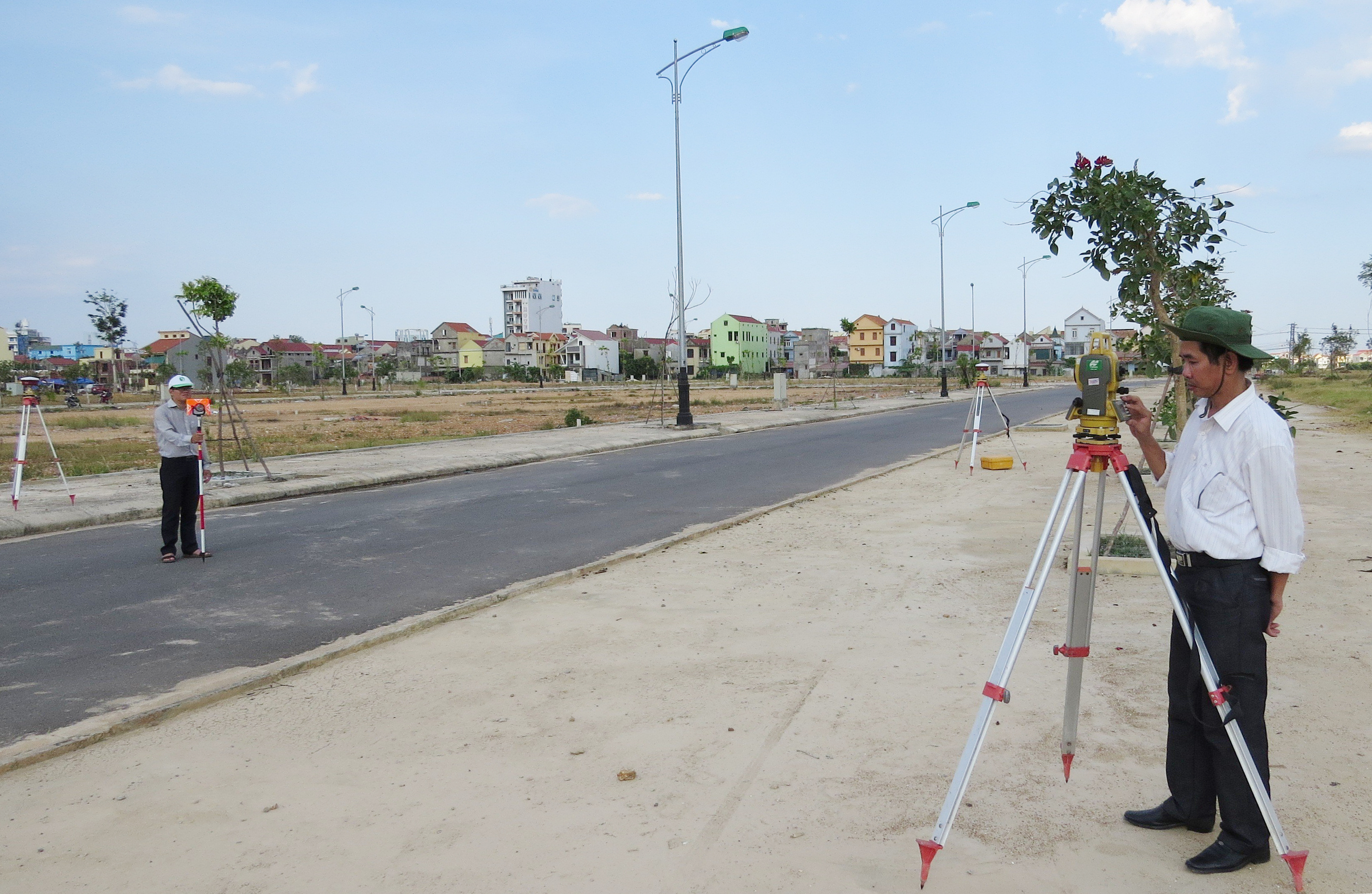 Cán bộ Trung tâm Kỹ thuật Tài nguyên và Môi trường Quảng Bình (Sở TN-MT) đo đạc thành lập bản đồ địa chính.