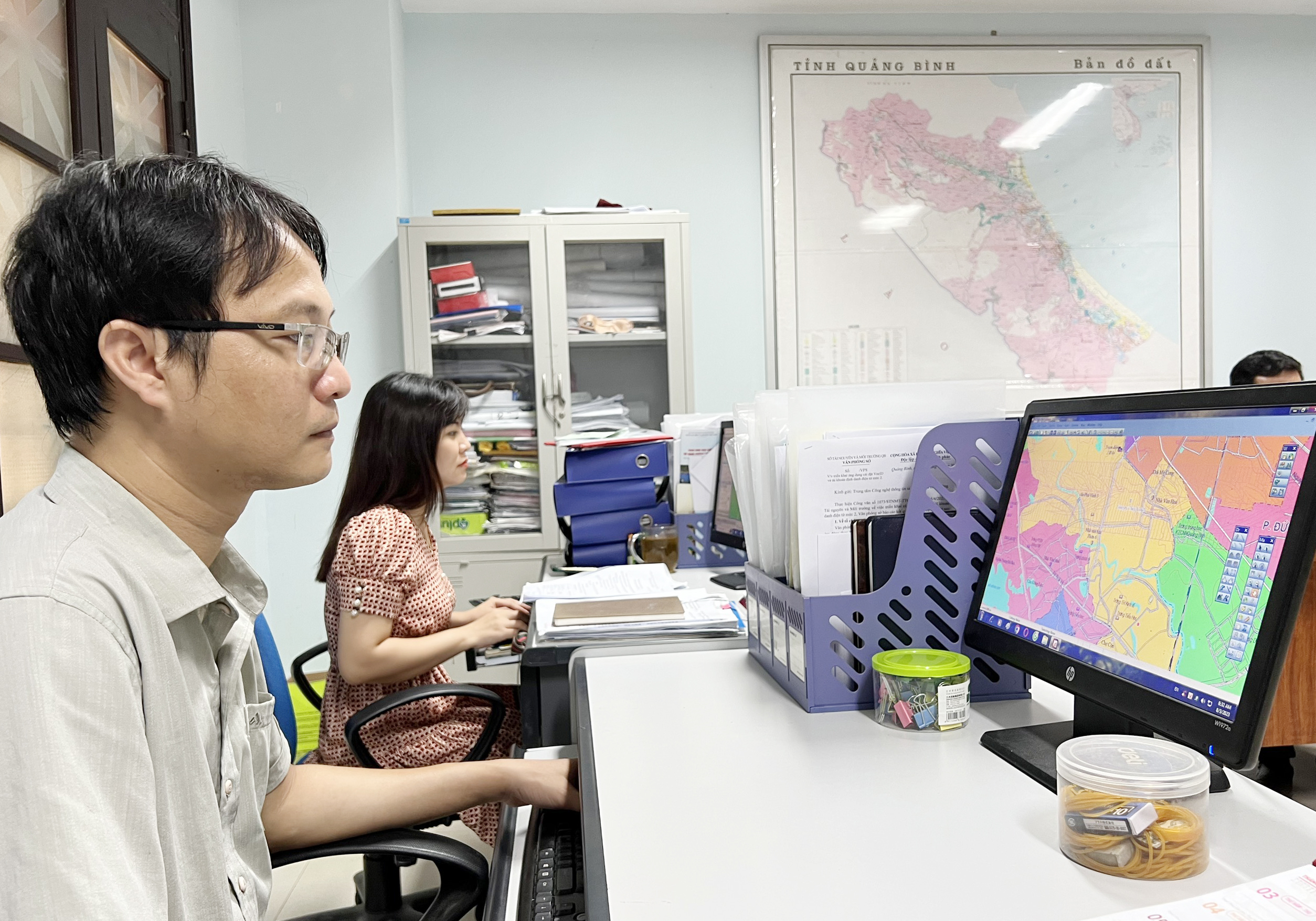 Cán bộ Trung tâm CNTT TN-MT Quảng Bình đang biên tập bản đồ chuyên đề trên công nghệ GIS.