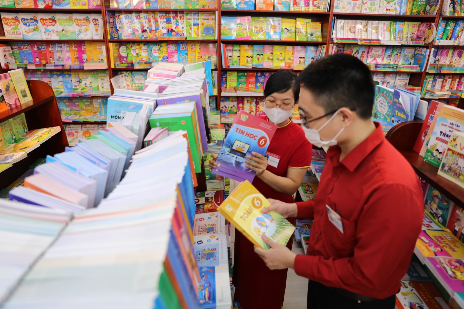 Nhà xuất bản Giáo dục Việt Nam đã chỉ đạo các đơn vị thành viên thực hiện bày bán đầy đủ SGK. Ảnh: Thanh Tùng/TTXVN 
