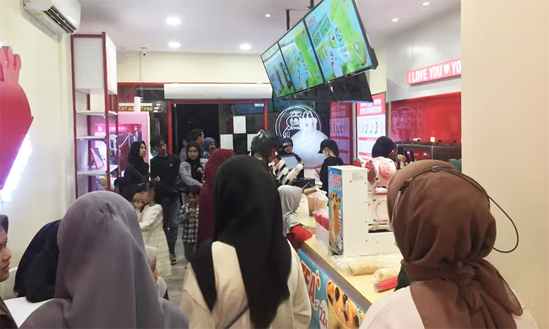  Khách hàng người Hồi giáo trong một cửa hàng Mixue ở Indonesia. Ảnh: Conversation