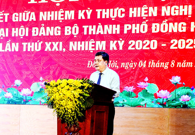 Đồng chí Bí thư Thành ủy Đồng Hới Trần Phong, phát biểu kết luận hội nghị.
