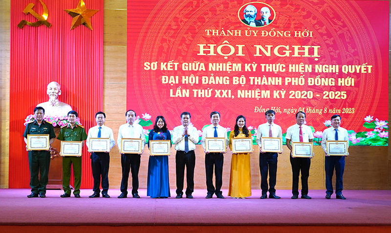 Đồng chí Bí thư Thành ủy Đồng Hới Trần Phong trao giấy khen tặng các tổ chức cơ sở đảng có thành tích xuất sắc trong thực hiện Nghị quyết đại hội Đảng bộ thành phố lần thứ XXI.
