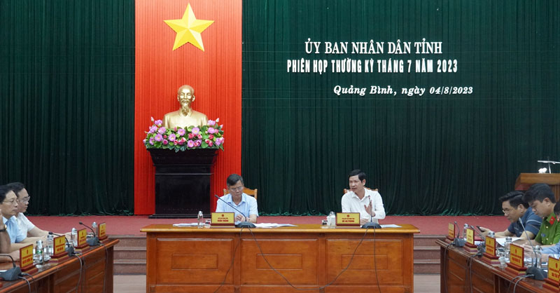 Đồng chí Phó Chủ tịch UBND tỉnh Hồ An Phong chủ trì thảo luận.