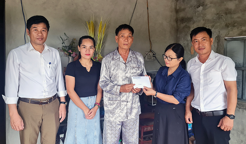 Đại diện lãnh đạo Báo Quảng Bình, Đảng uỷ xã Hải Ninh và CLB Giọt hồng Quảng Bình trao tiền hỗ trợ cho ông Trương Tâm.