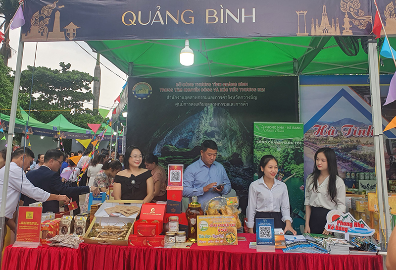 Gian hàng Quảng Bình trưng bày, quảng bá ấn phẩm về du lịch, văn hóa, xúc tiến đầu tư và sản phẩm thương mại tiêu biểu của tỉnh.