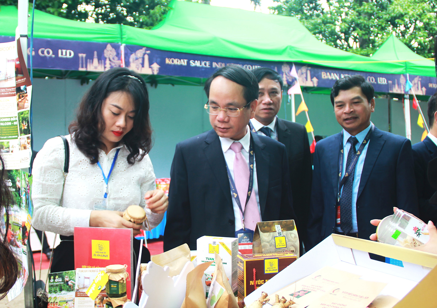 Đồng chí Phó Chủ tịch UBND tỉnh Phan Mạnh Hùng thăm gian hàng trưng bày các sản phẩm tiêu biểu của tỉnh Quảng Bình.
